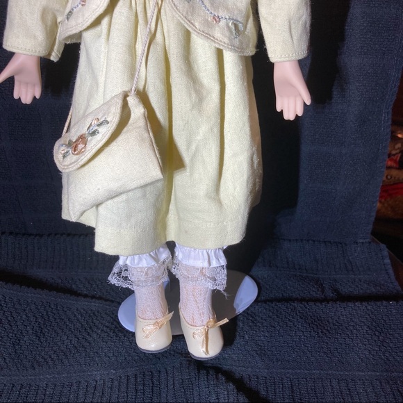 Vintage Brass Key Collectible Porcelain Doll (Reg.No PA2346) with Stand - Picture 4 of 16